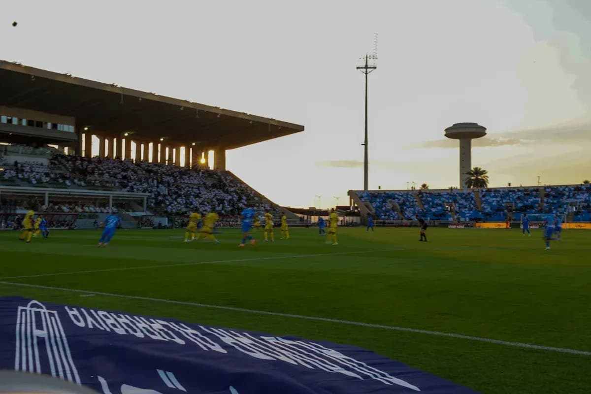 Jugadores en acción durante un partido de fútbol