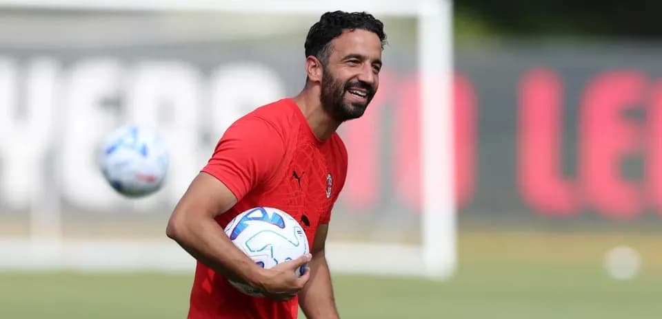 Jugador sosteniendo un balón durante entrenamiento