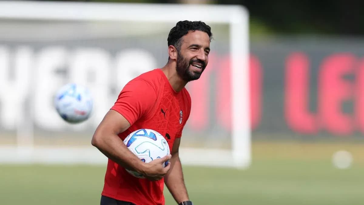 Jugador sosteniendo un balón durante entrenamiento
