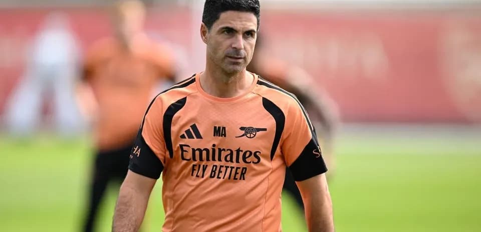 Entrenador de Arsenal dirigiendo la sesión de entrenamiento