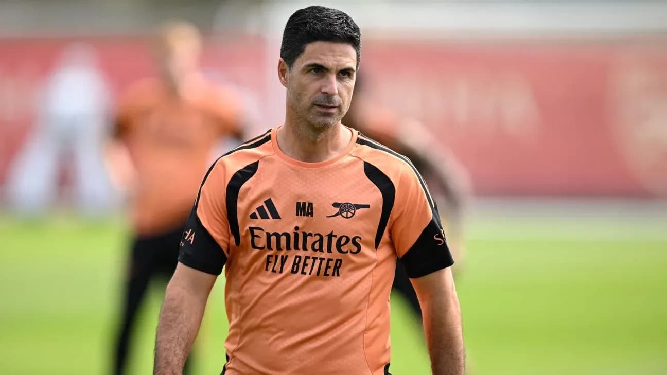 Entrenador de Arsenal dirigiendo la sesión de entrenamiento