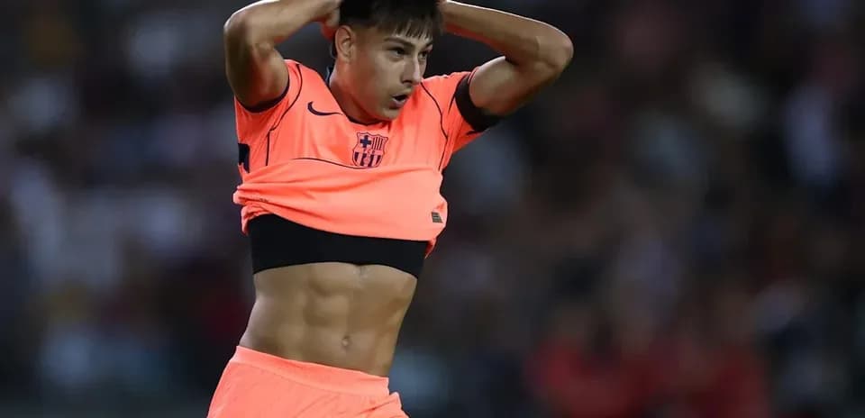 Jugador ajustando su camiseta durante un partido
