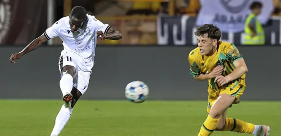 Jugador de Shamrock Rovers dispara a portería