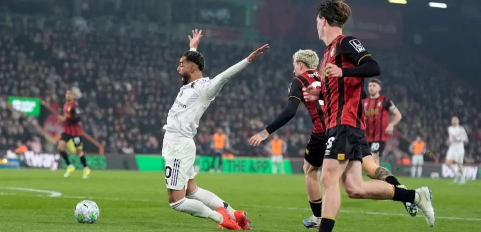 Jugador de Manchester United cae durante el partido