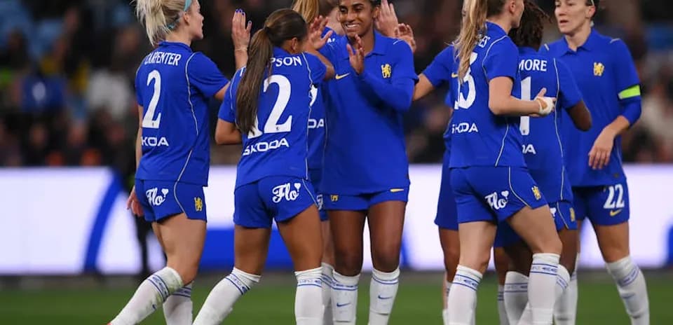 Jugadoras celebrando un gol en el campo