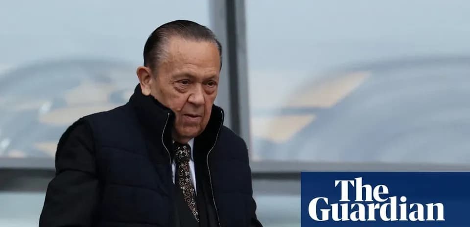 Hombre mayor caminando con chaqueta en un evento