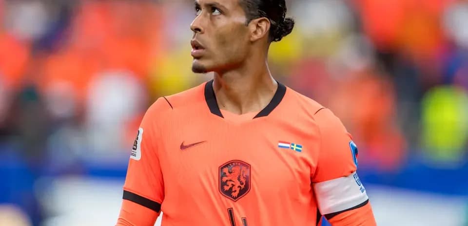 Jugador de fútbol con camiseta naranja en el campo