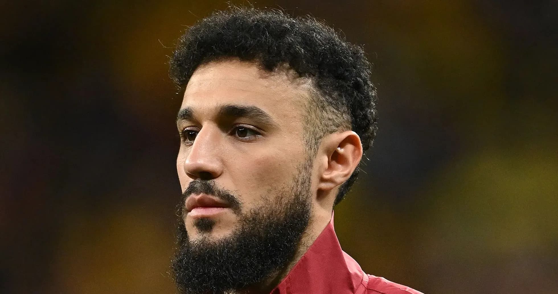 Jugador con barba en uniforme de fútbol