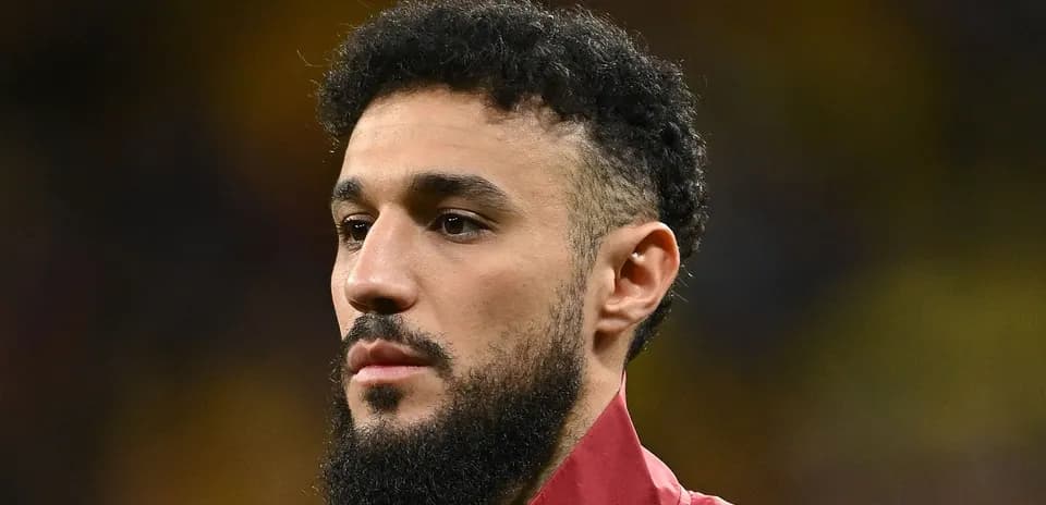 Jugador con barba en uniforme de fútbol