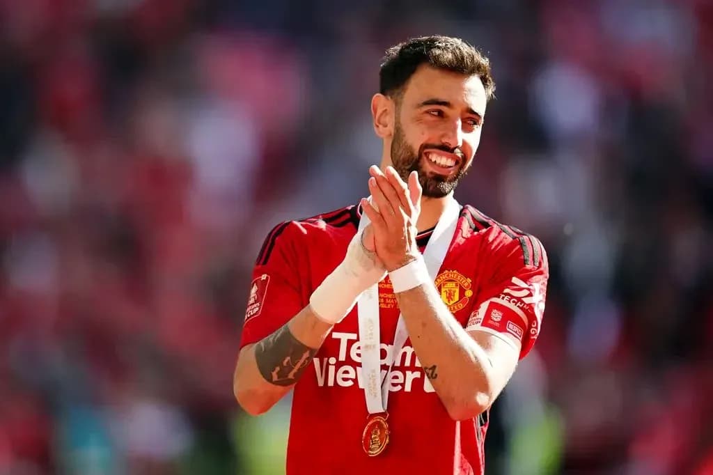 Jugador aplaudiendo con medalla en el cuello