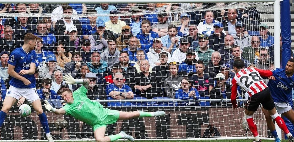 Un jugador de Sunderland dispara a puerta