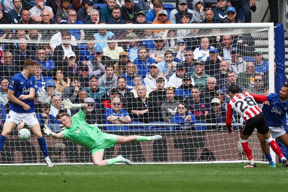 Un jugador de Sunderland dispara a puerta