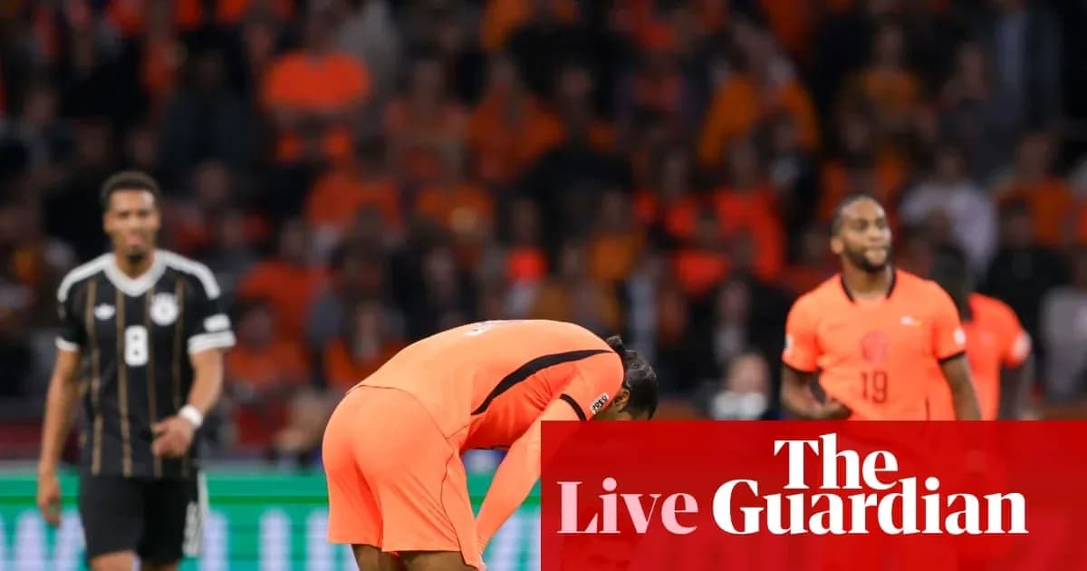 Jugador de la selección holandesa agachado en el campo
