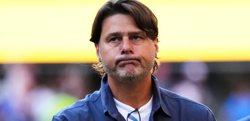 Entrenador en el campo con expresión pensativa