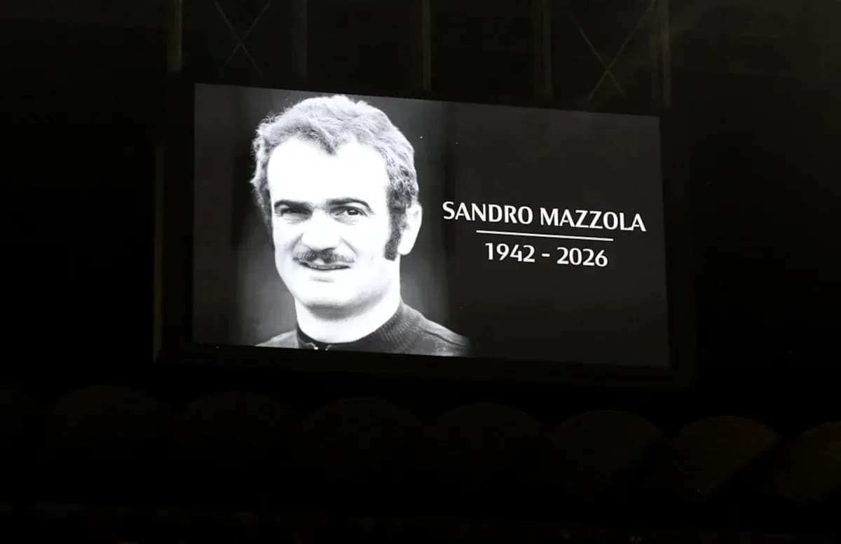 Pantalla mostrando homenaje a Sandro Mazzola