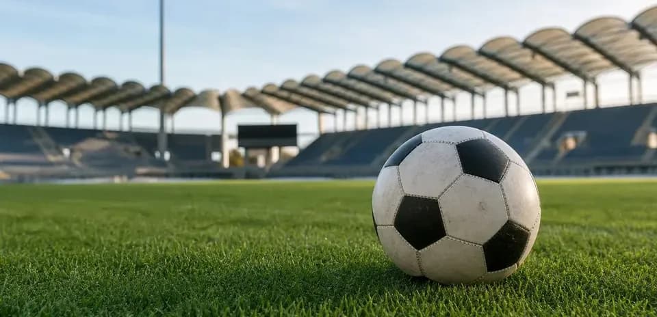 Balón de fútbol en el césped del estadio