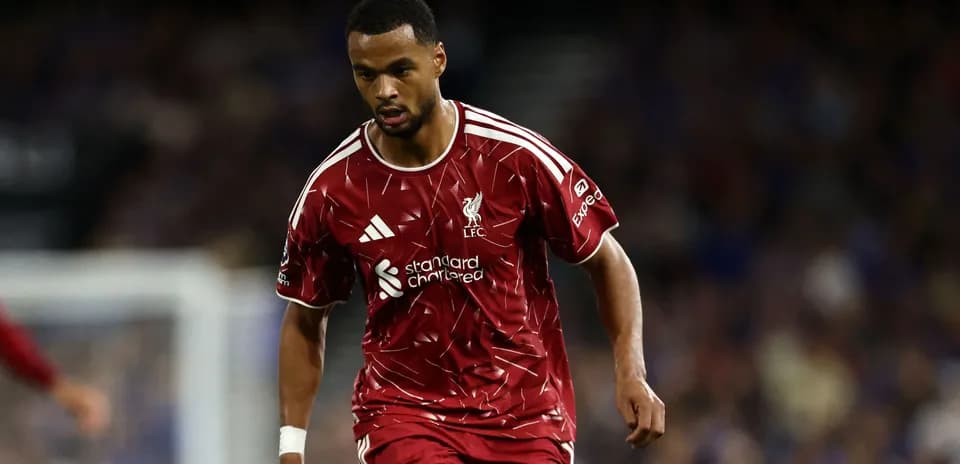 Jugador de Liverpool corriendo con balón durante partido