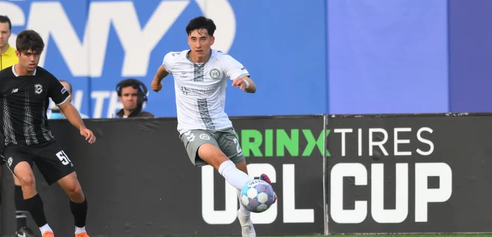 Jugador corriendo tras el balón en el partido