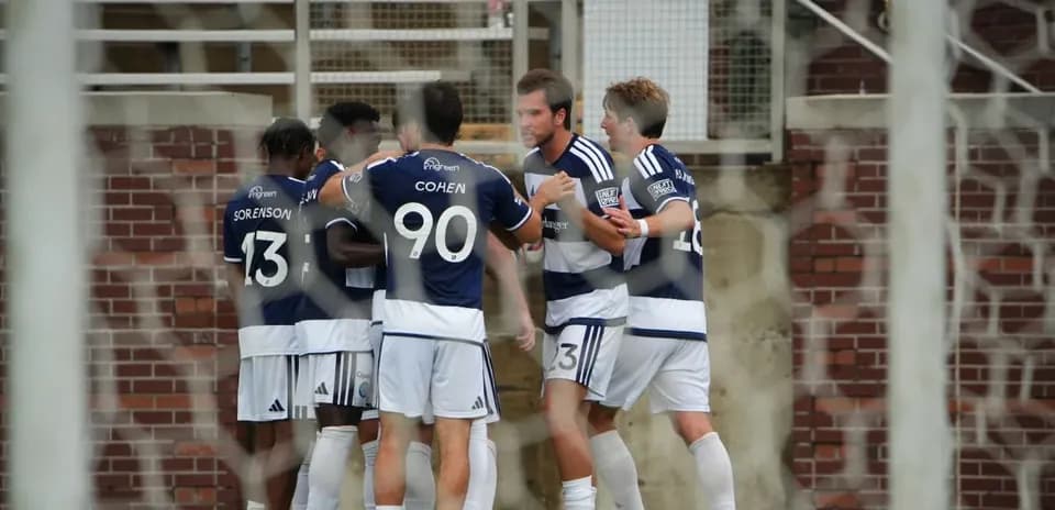 Jugadores celebrando un gol en el partido