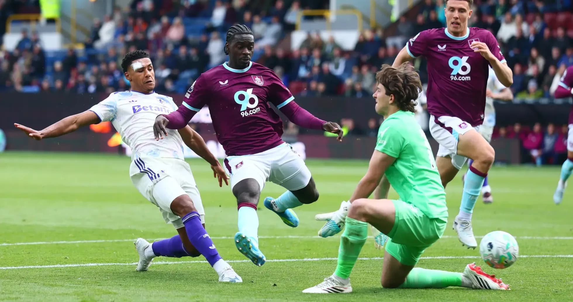 Jugador de Burnley intercepta a un rival