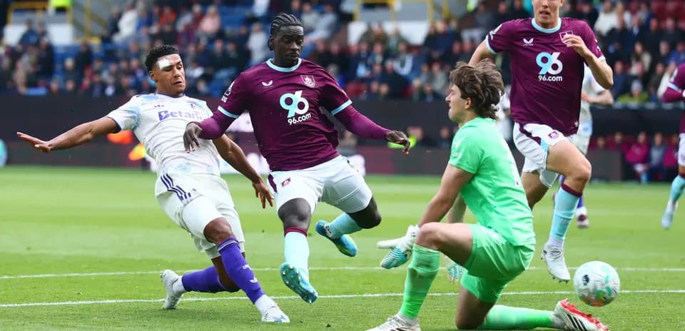 Jugador de Burnley intercepta a un rival