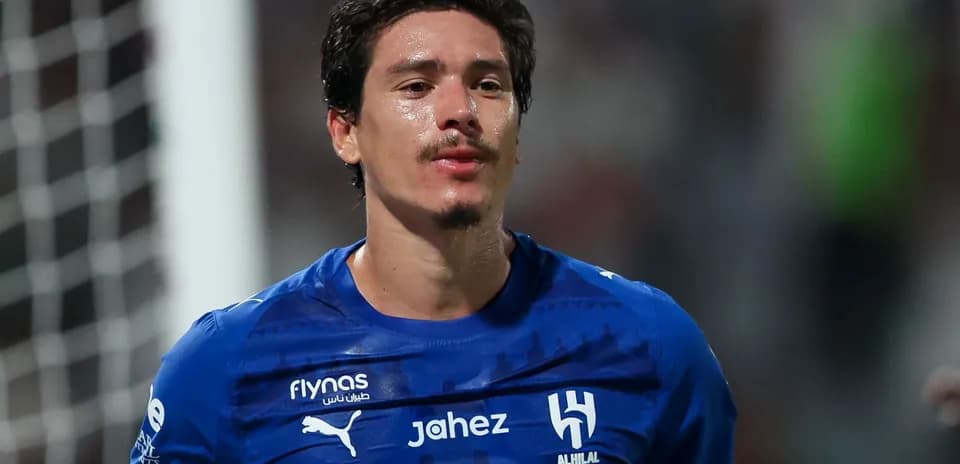 Jugador de Al Hilal en camiseta azul durante partido
