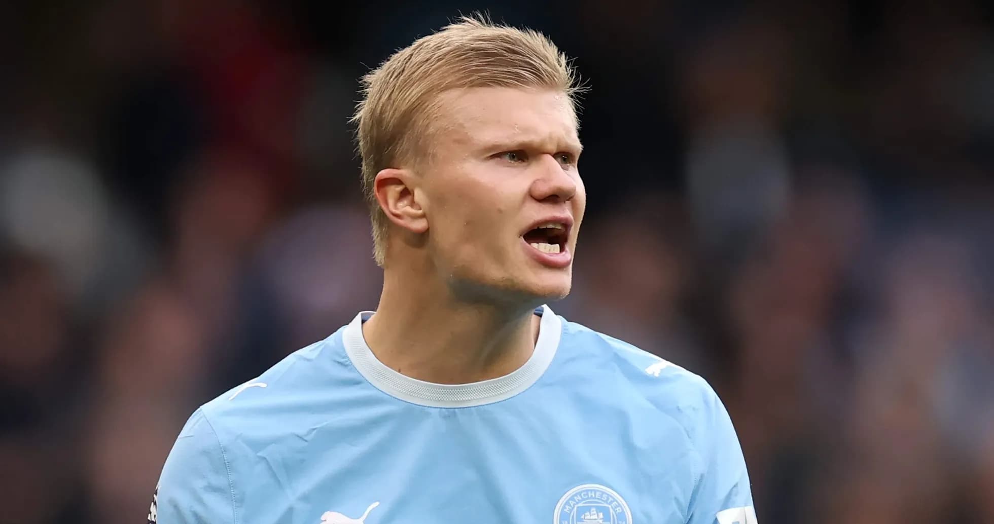 Jugador de Manchester City hablando durante el partido