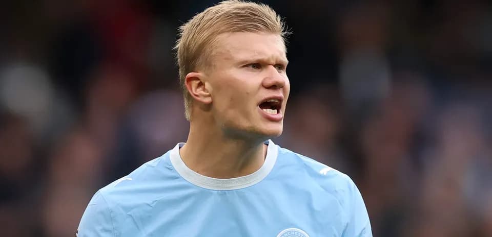 Jugador de Manchester City hablando durante el partido