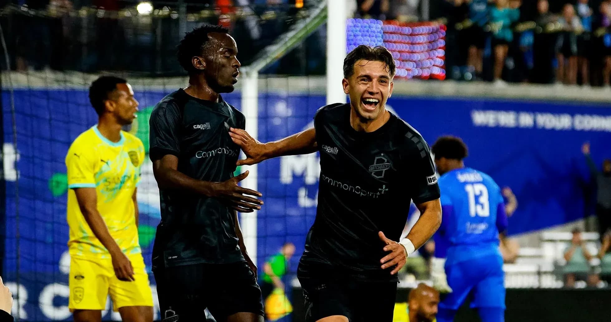 Jugadores celebrando un gol en partido de fútbol