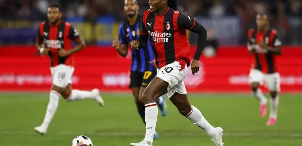 Jugador del AC Milan corriendo con el balón durante el partido