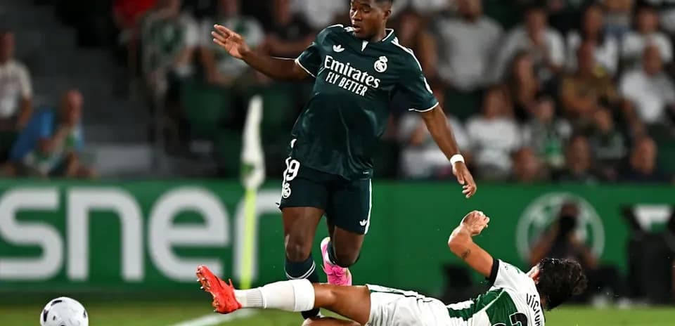 Jugador de Real Madrid cae tras entrada de rival