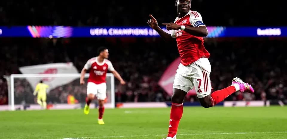 Jugador de Arsenal celebrando un gol en Champions
