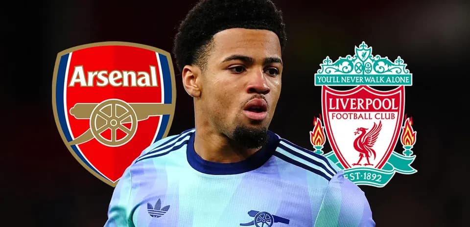 Jugador con logotipos de Arsenal y Liverpool de fondo