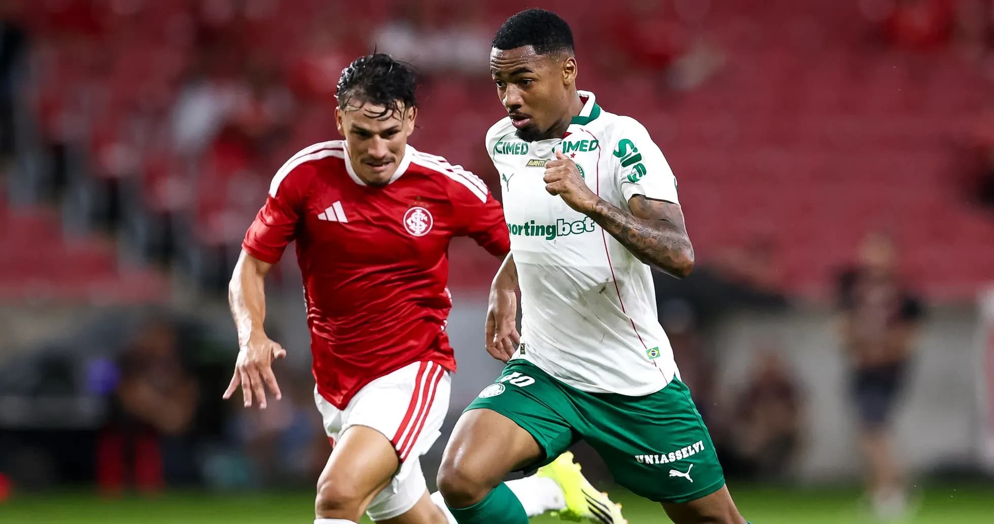 Jugador de Palmeiras corriendo con el balón ante rival