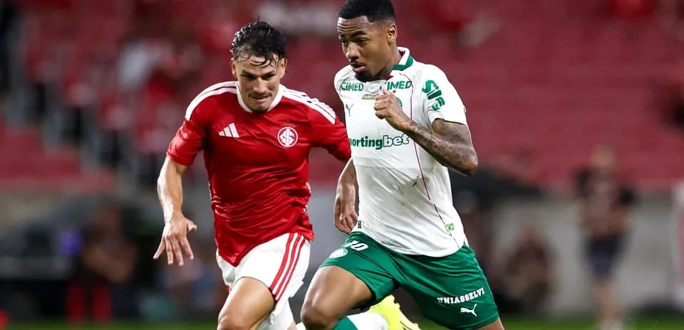 Jugador de Palmeiras corriendo con el balón ante rival