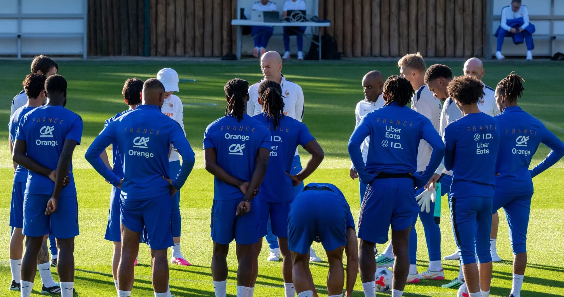 Jugadores de Francia escuchando a entrenador en entrenamiento