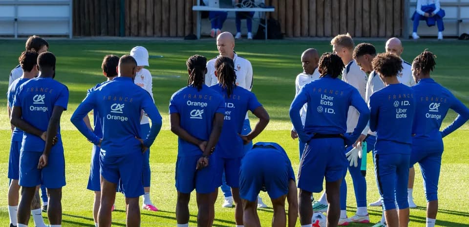 Jugadores de Francia escuchando a entrenador en entrenamiento