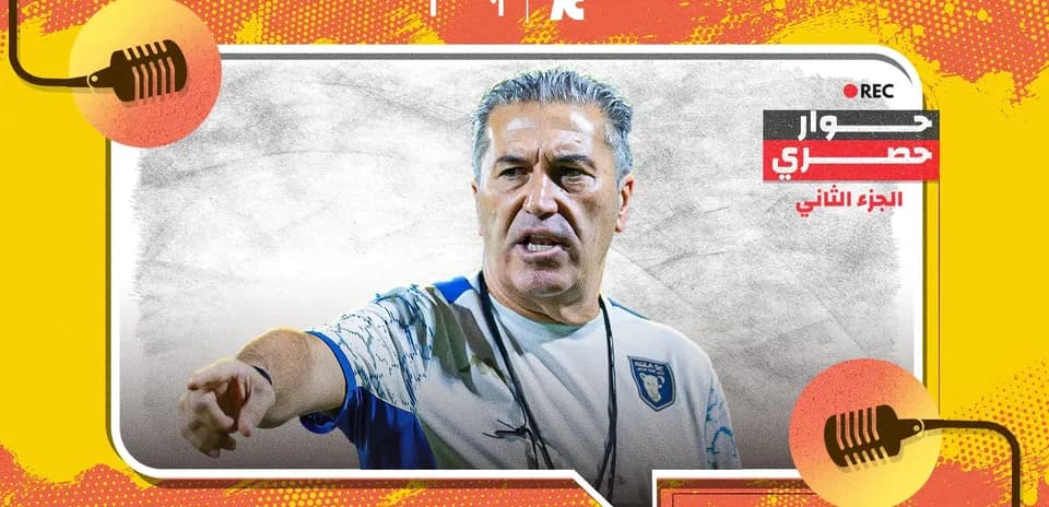 Entrenador hablando durante una entrevista exclusiva
