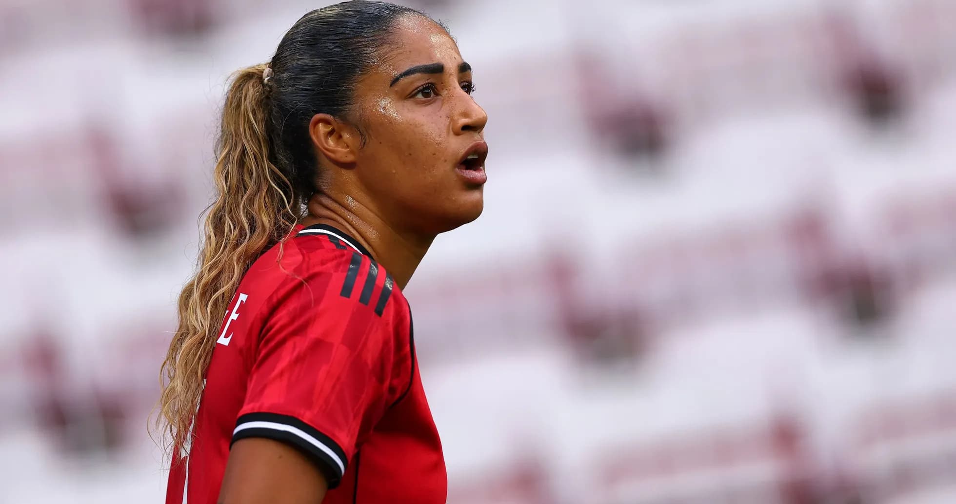Jugadora en uniforme rojo durante partido de fútbol