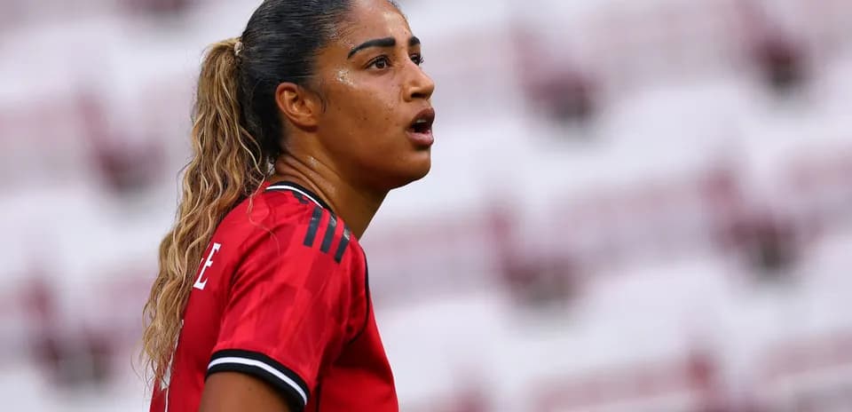 Jugadora en uniforme rojo durante partido de fútbol