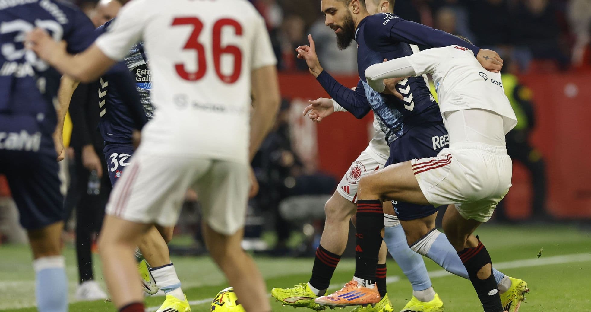 Jugadores de Celta y Sevilla luchando por el balón