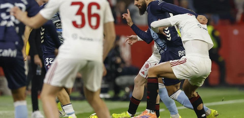 Jugadores de Celta y Sevilla luchando por el balón