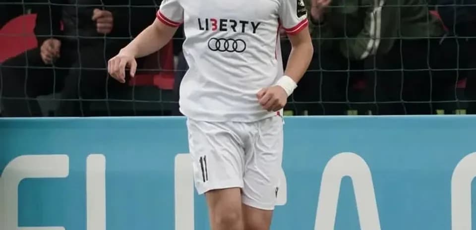 Jugador con balón en campo durante partido de fútbol