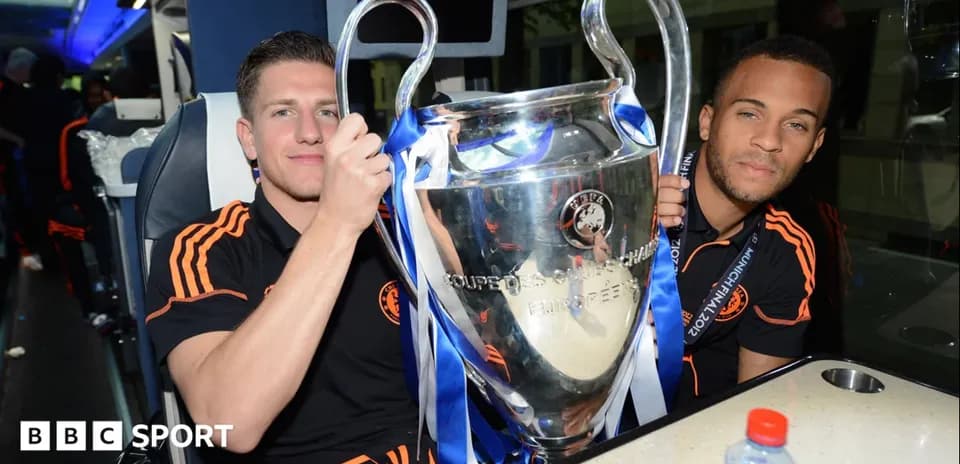 Jugadores sosteniendo la Copa de Europa en autobús