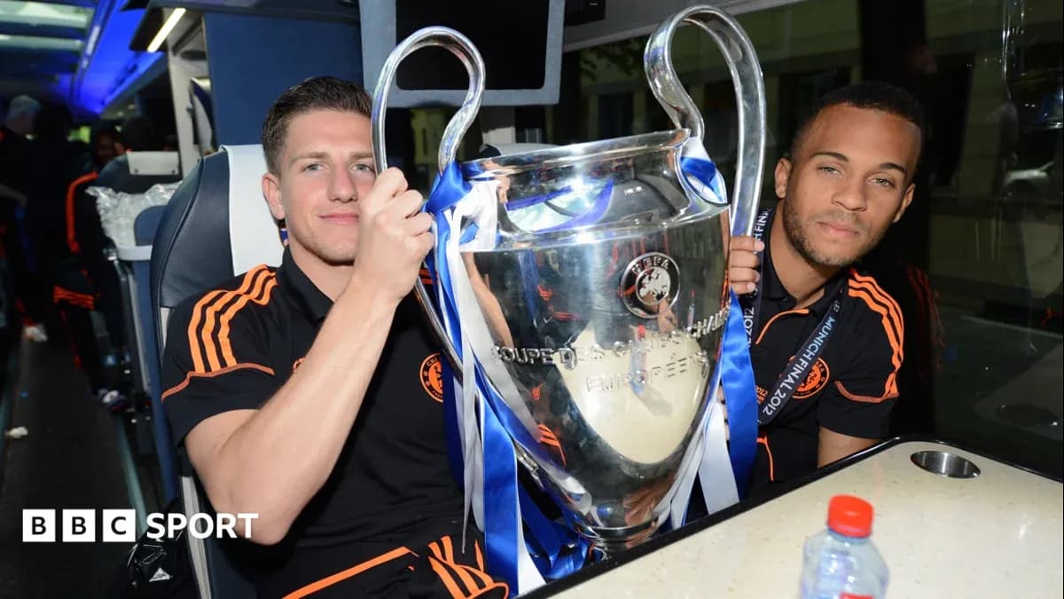 Jugadores sosteniendo la Copa de Europa en autobús