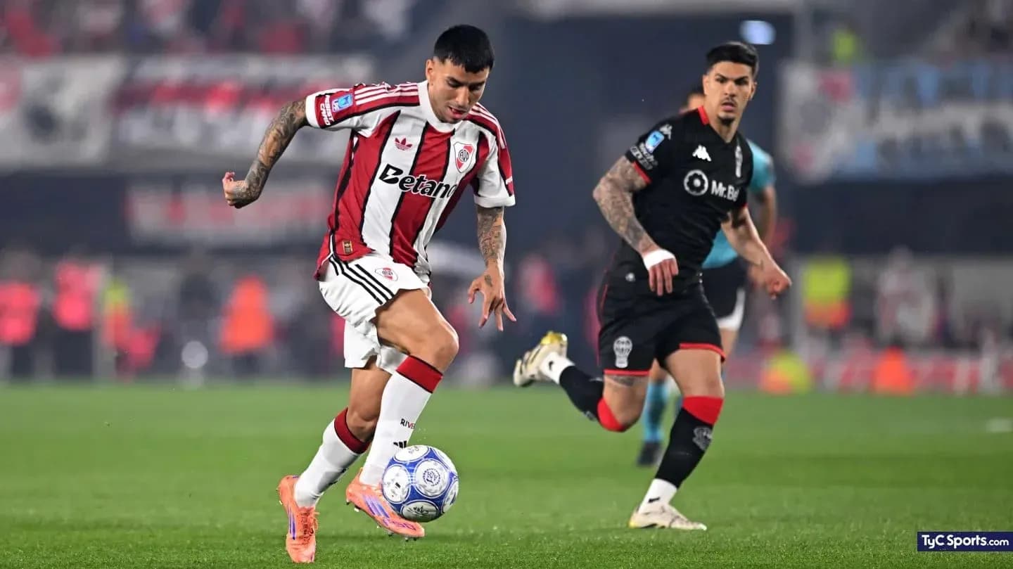 Jugador de River Plate avanzando con el balón
