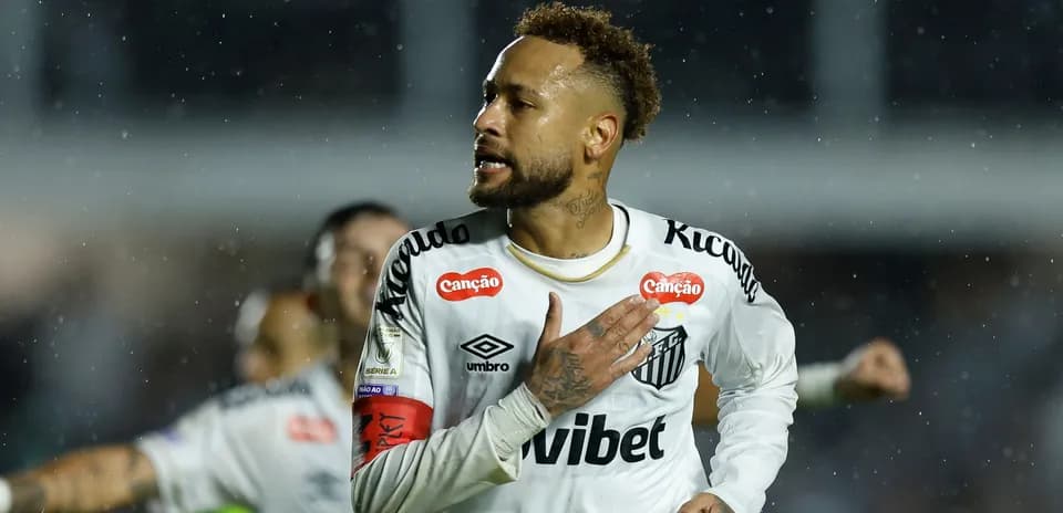 Jugador celebrando un gol bajo la lluvia