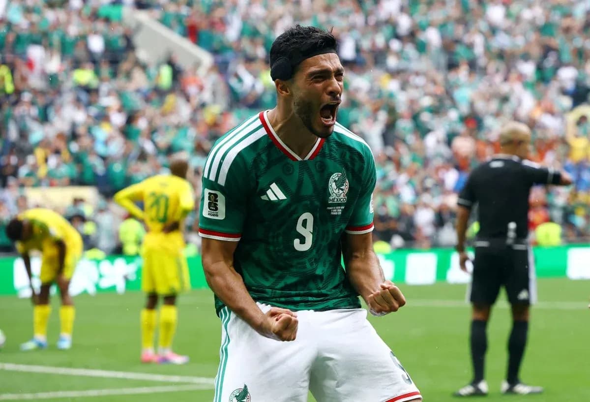 Jugador mexicano celebrando un gol
