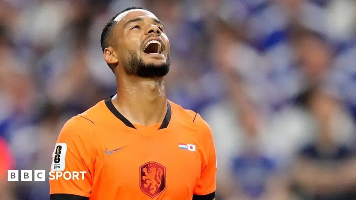 Jugador en uniforme naranja mirando al cielo