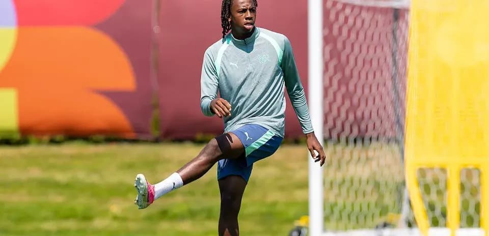 Jugador entrenando y levantando una pierna en campo